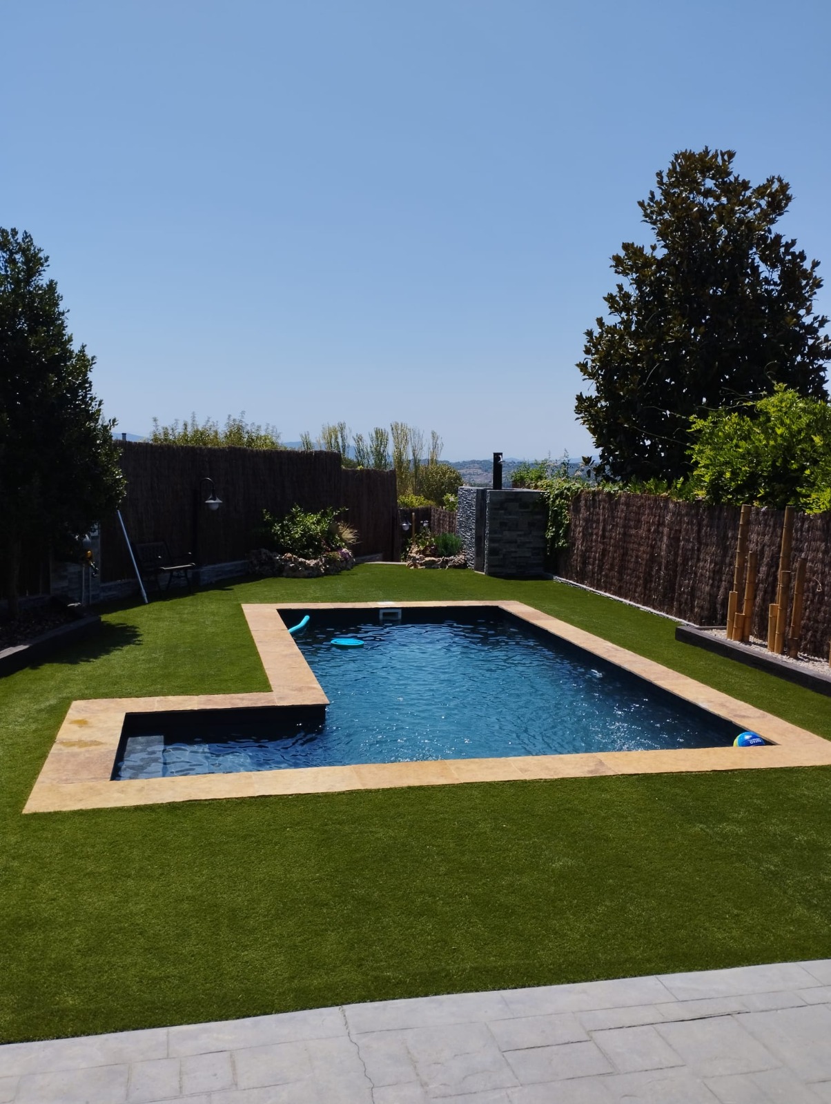 Vista comparativa de una piscina antigua y su aspecto renovado con materiales modernos