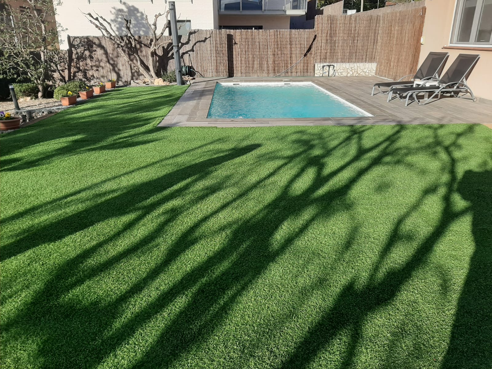 Resultado final de rehabilitación de piscina: agua limpia y cristalina con garantía de estanqueidad