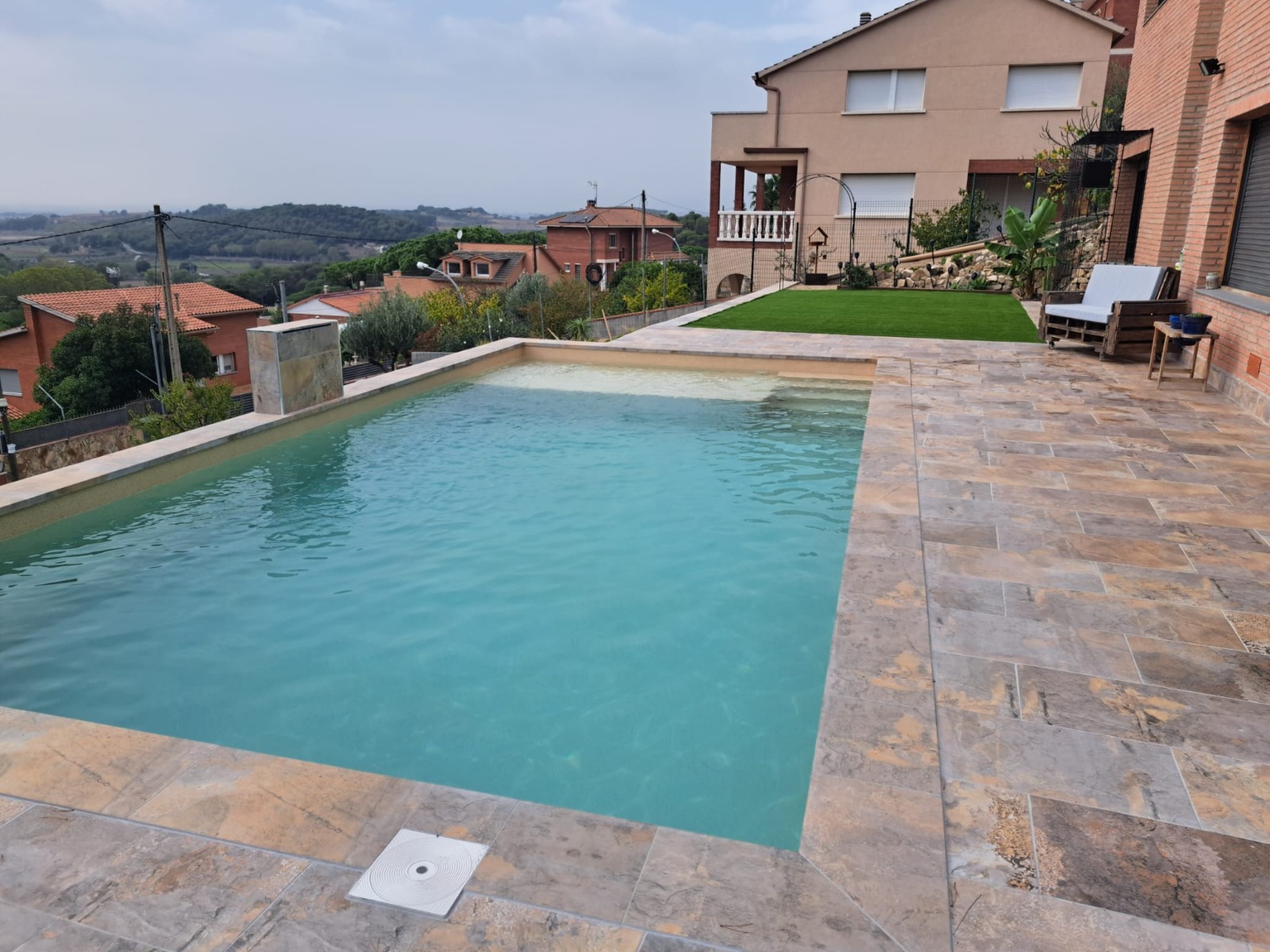 Render 3D de proyecto de piscina moderna con bordes infinitos en Sant Fost de Campsentelles