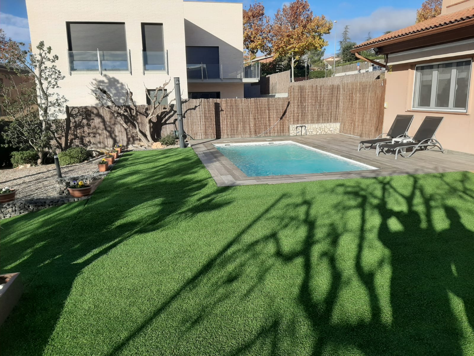 Piscina de obra nueva con acabados de primera calidad finalizada por SOM PISCINES