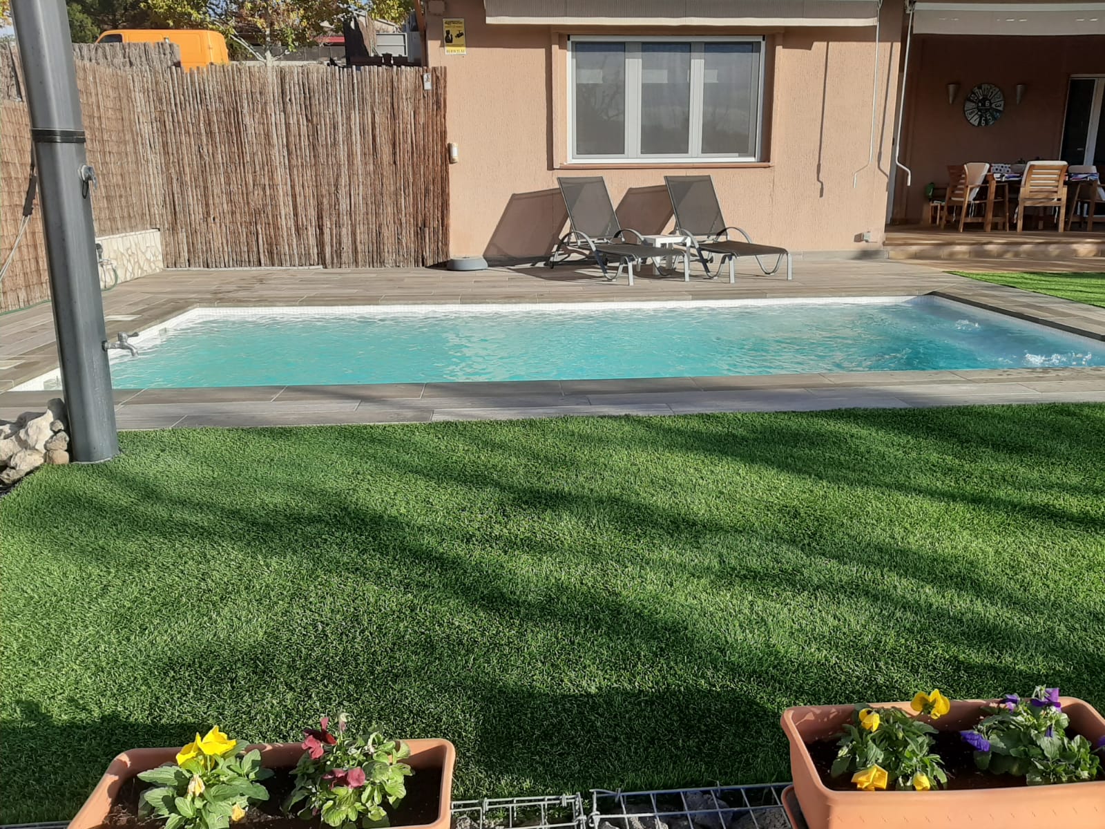 Equipo de profesionales de SOM PISCINES construyendo una piscina adaptada a la medida del cliente