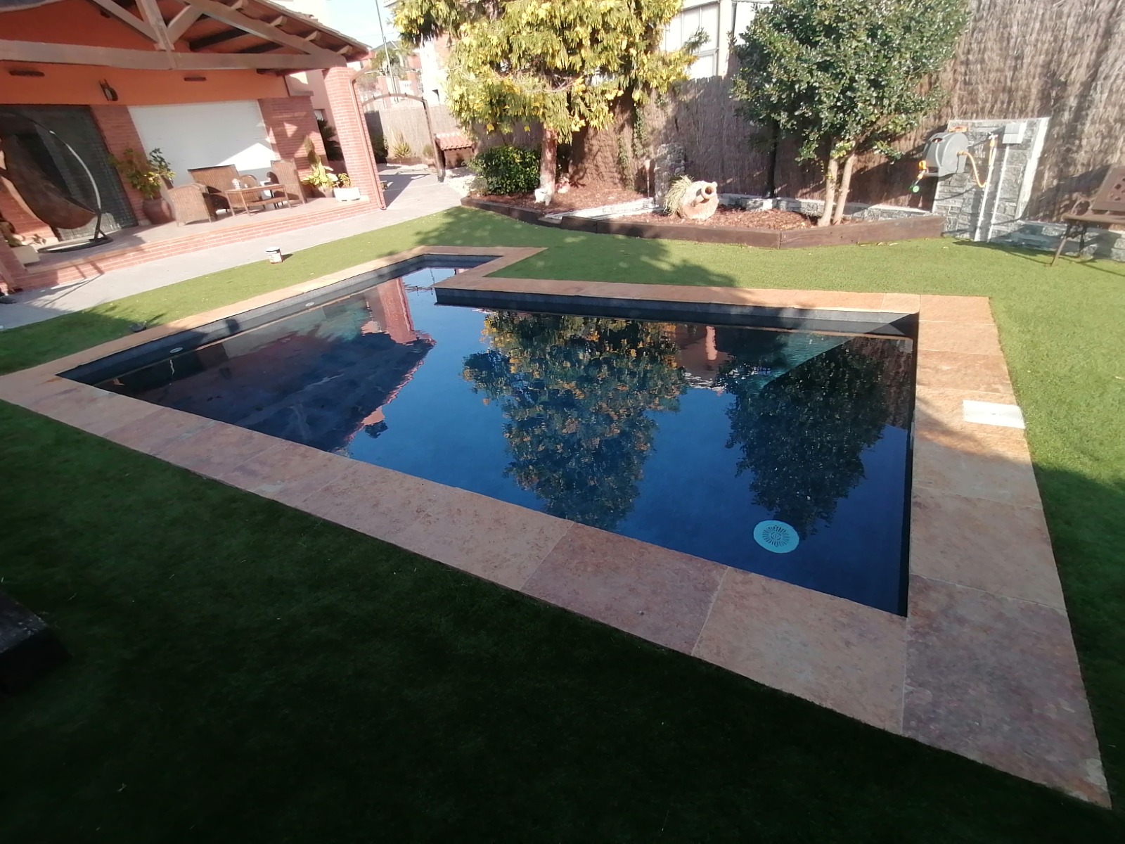 Detalle del trabajo de expertos reparando fugas y renovando el revestimiento interior de la piscina.