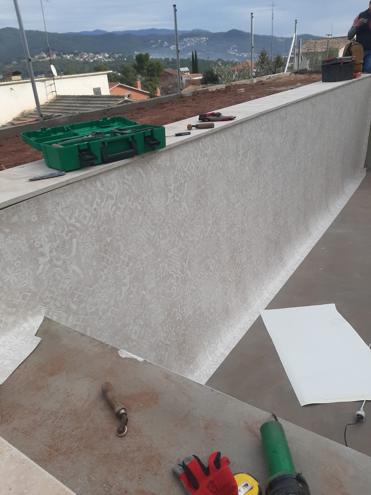 Instalación de nueva lámina armada para la rehabilitación integral de una piscina antigua en Sant Fost de Campsentelles