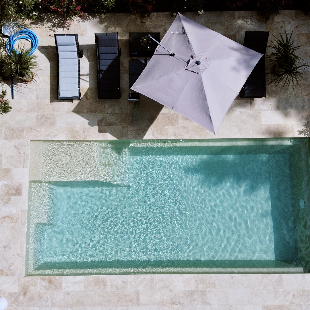Diseño y creación en 3D de un jardín vibrante y colorido, integrando la piscina en el entorno