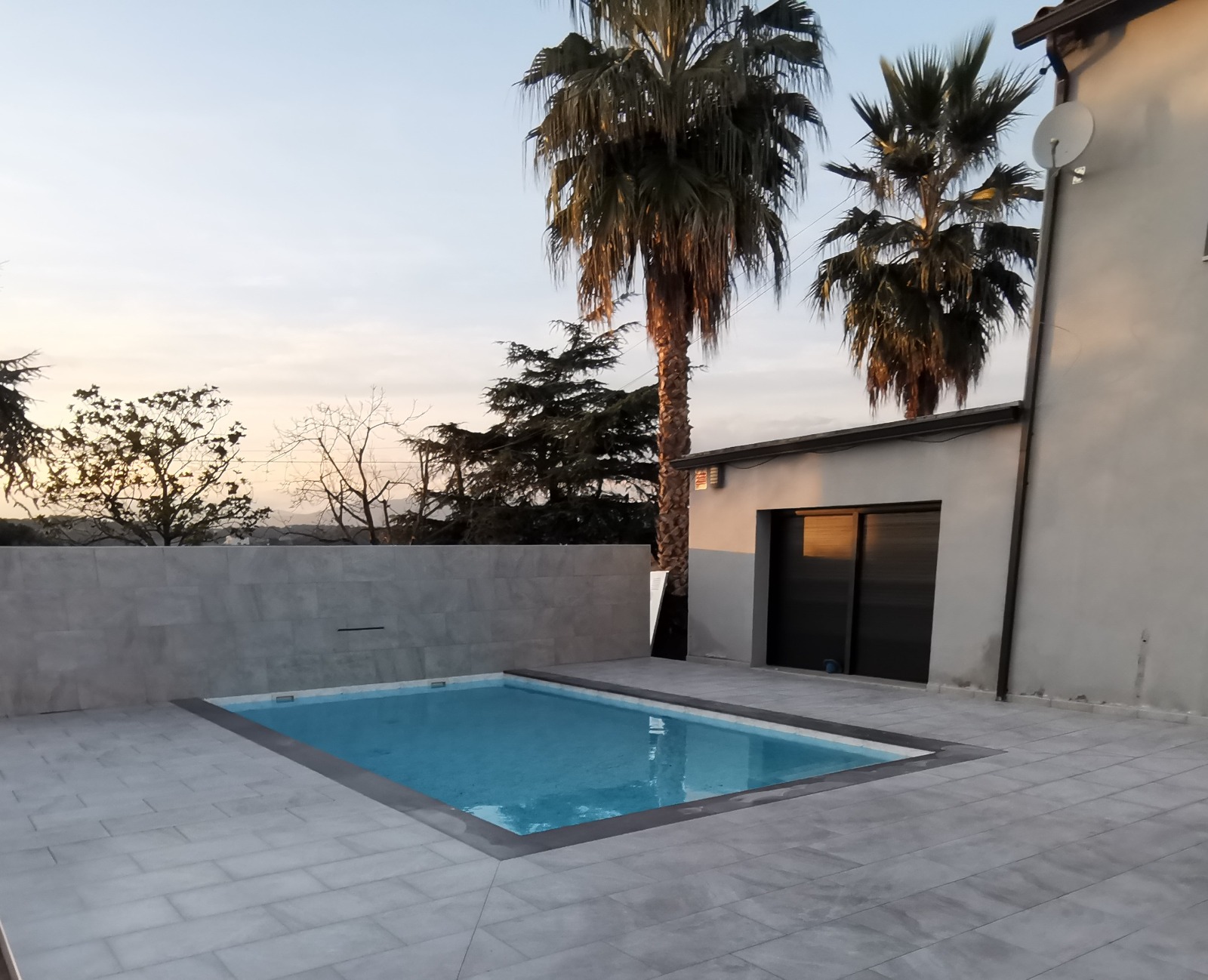 Proceso de construcción de piscina utilizando lámina armada de alta calidad, garantizando durabilidad y sellado